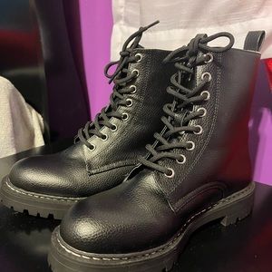 Black H&M boots! Size 7 | In good conditions, worn only ONCE